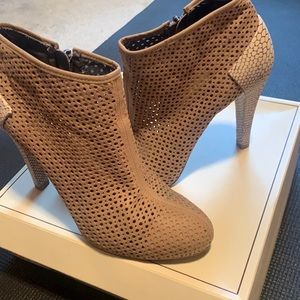BCBGMAXAZRIA BERNADETE BOOTIES